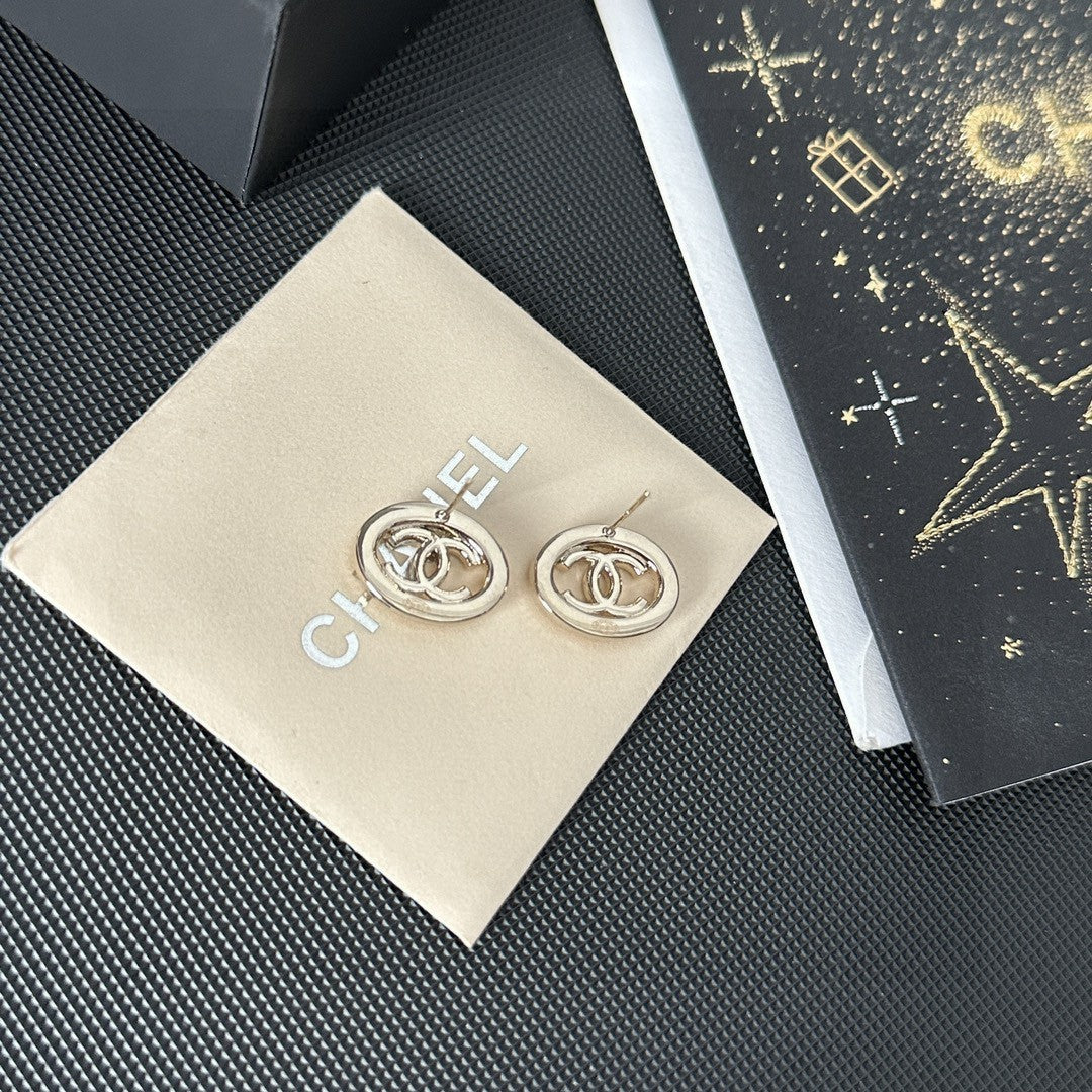 Double-C Emblem Stud Earrings in Polished Metal-Tone – Design 035 close-up detail