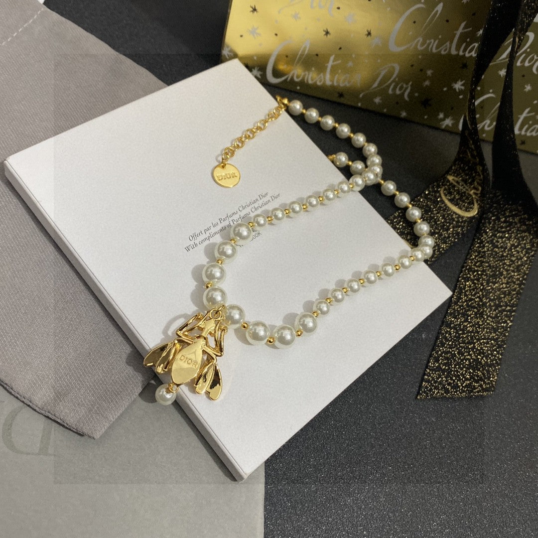 Sculptural Pendant Necklace in Polished Metal-Tone – Design 036 close-up detail