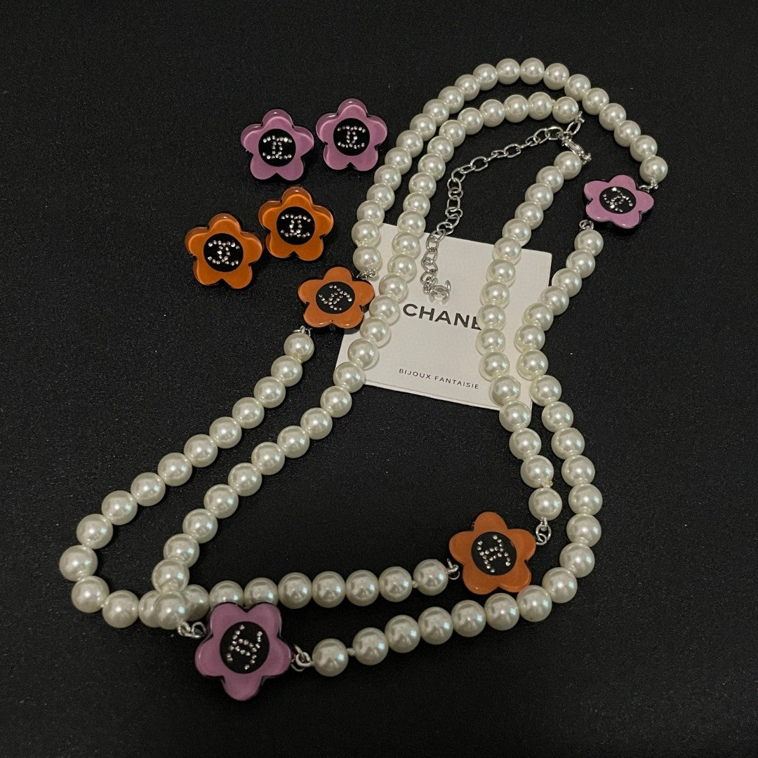 Camellia Pearl-Detail Pendant Necklace – Pearl Detail – Design 006 detail view