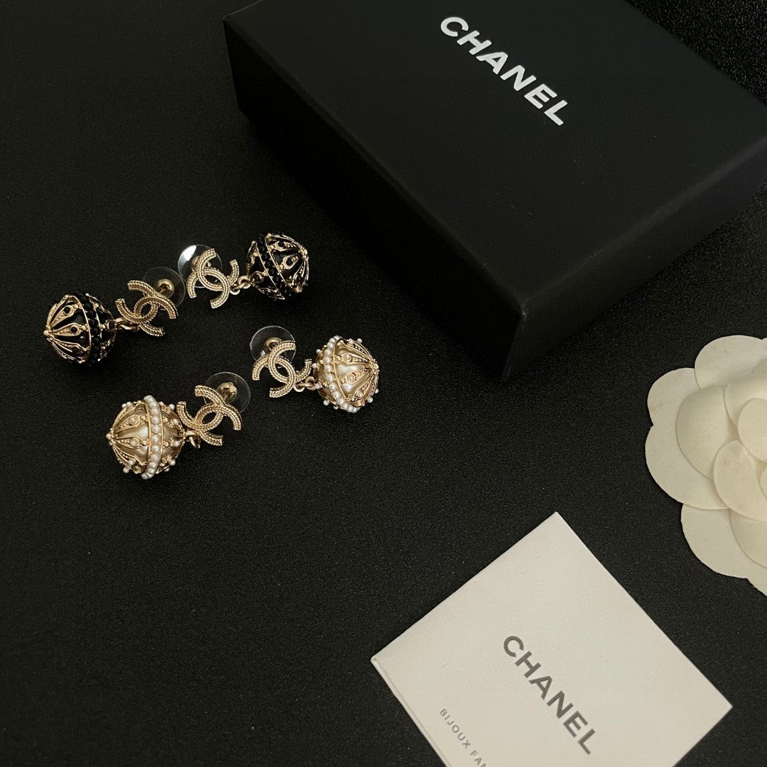 Double-C Emblem Pearl-Detail Stud Earrings – Pearl Detail – Design 020 side detail