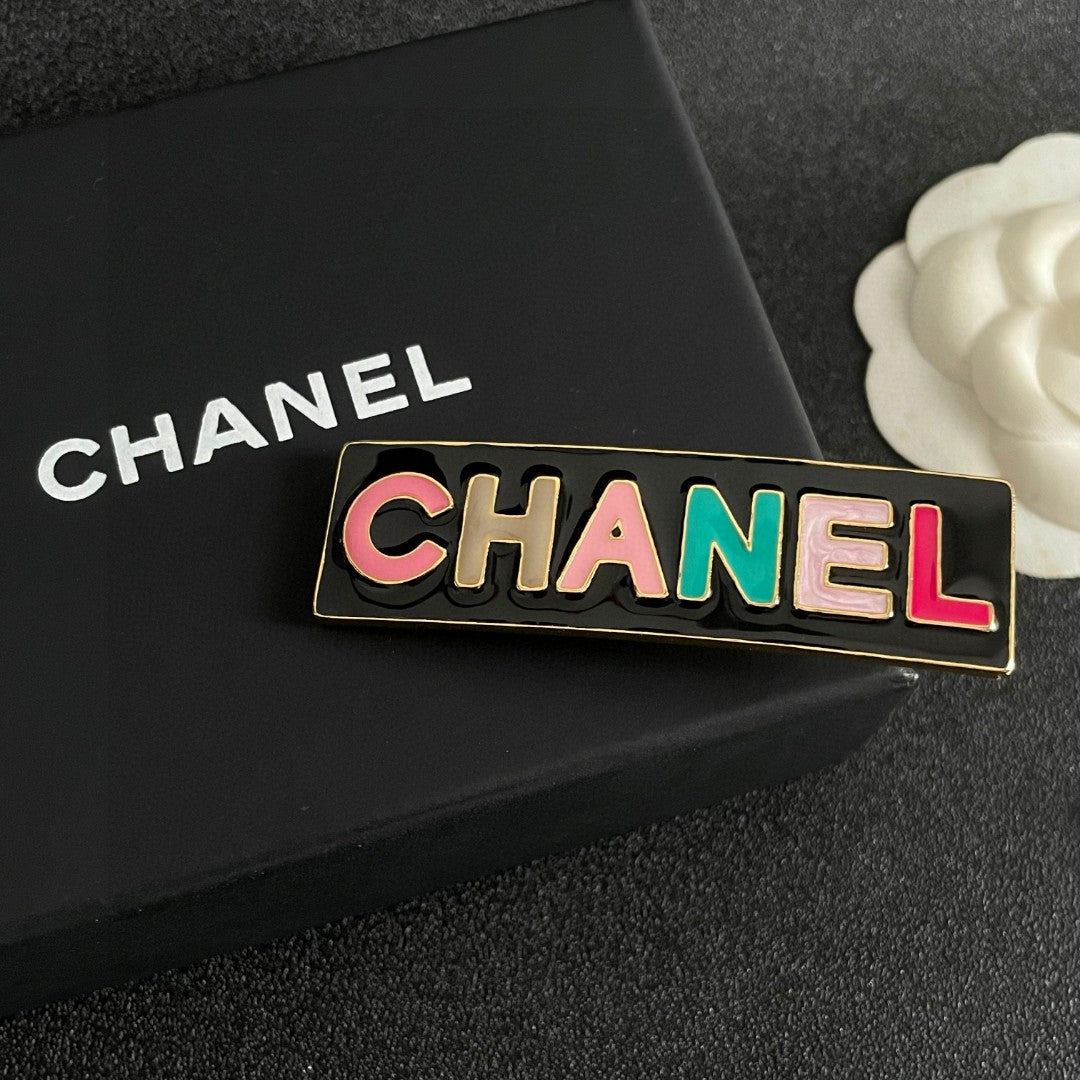 Letter Hair Clip – Design 004 detail view