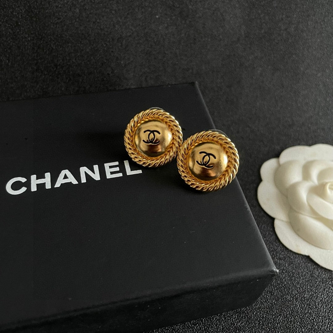 Double-C Emblem Stud Earrings in Polished Metal-Tone – Design 043 detail view