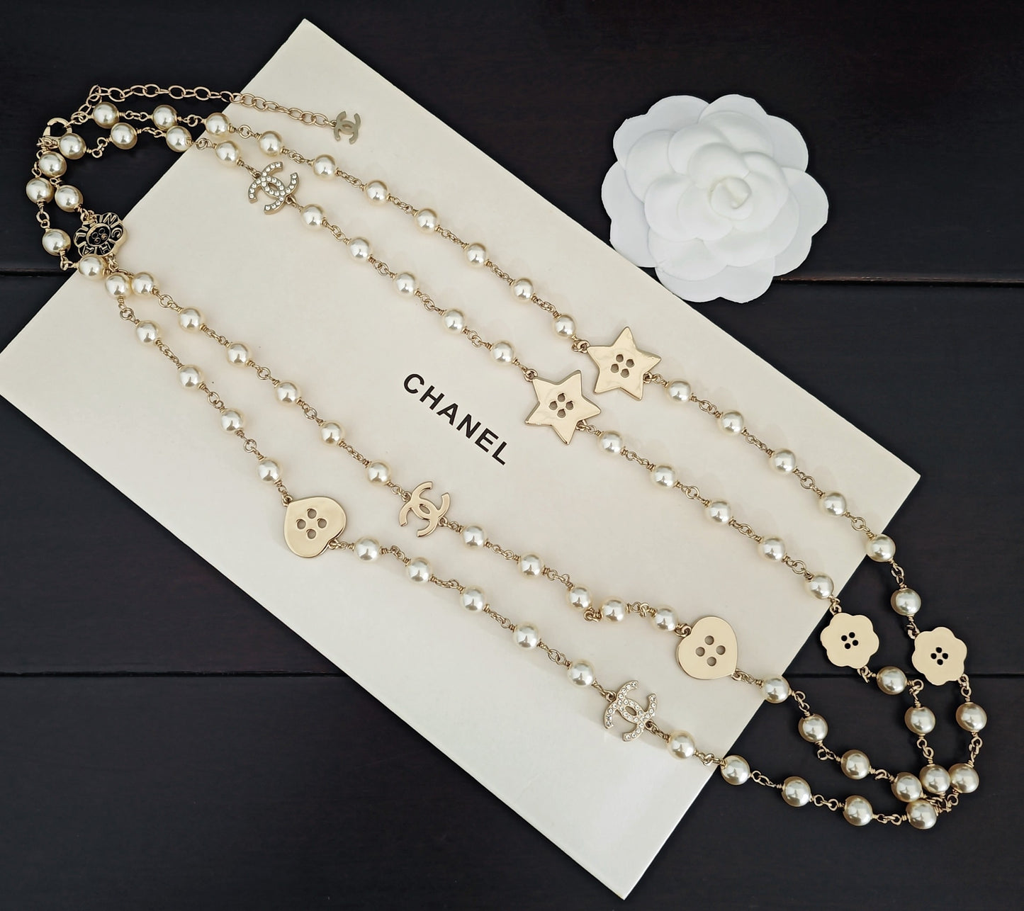 Pearl Pearl-Detail Pendant Necklace – Pearl Detail – Design 027 close-up detail
