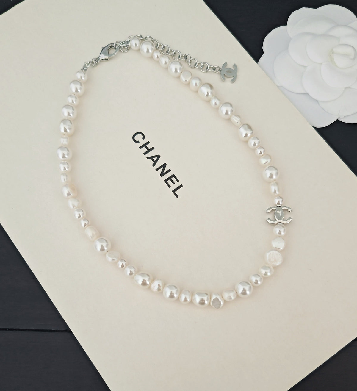 Pearl Pearl-Detail Pendant Necklace – Pearl Detail – Design 056 close-up detail