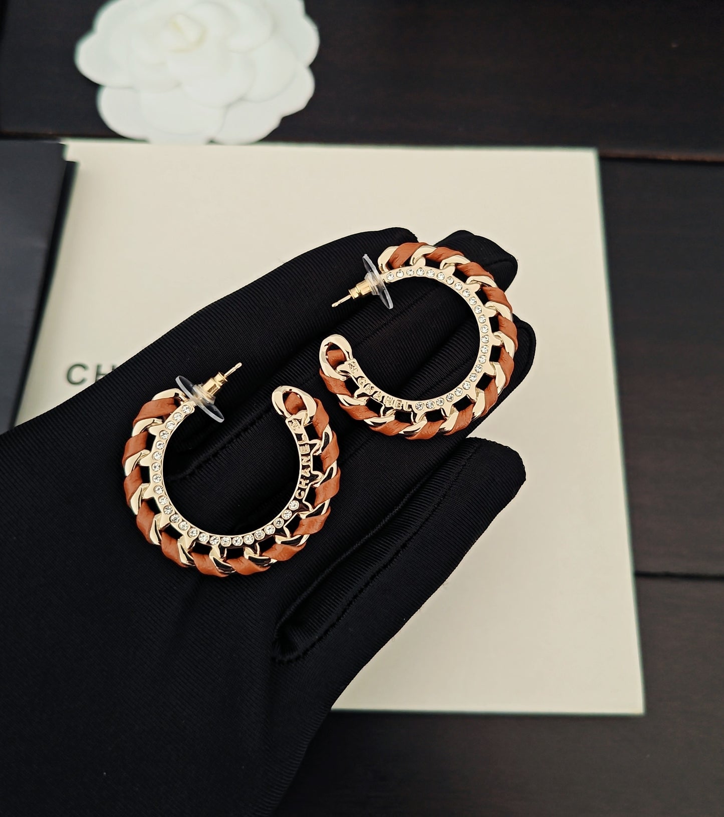 Round Jewelry Accessory in Gold-Tone – Black Detail – Design 002 detail view