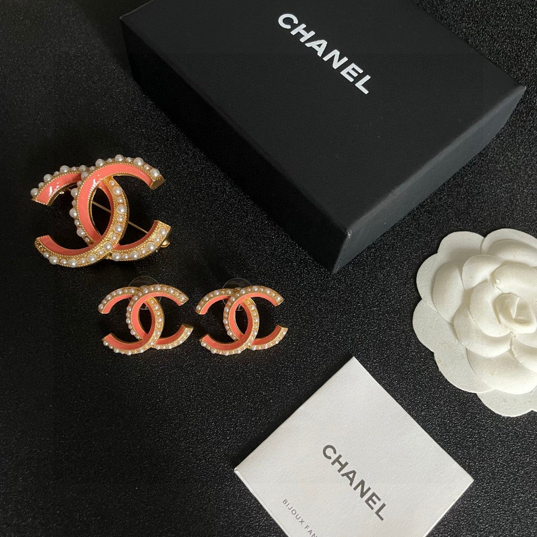 Double-C Emblem Pearl-Detail Stud Earrings – Pearl Detail – Design 028 side detail