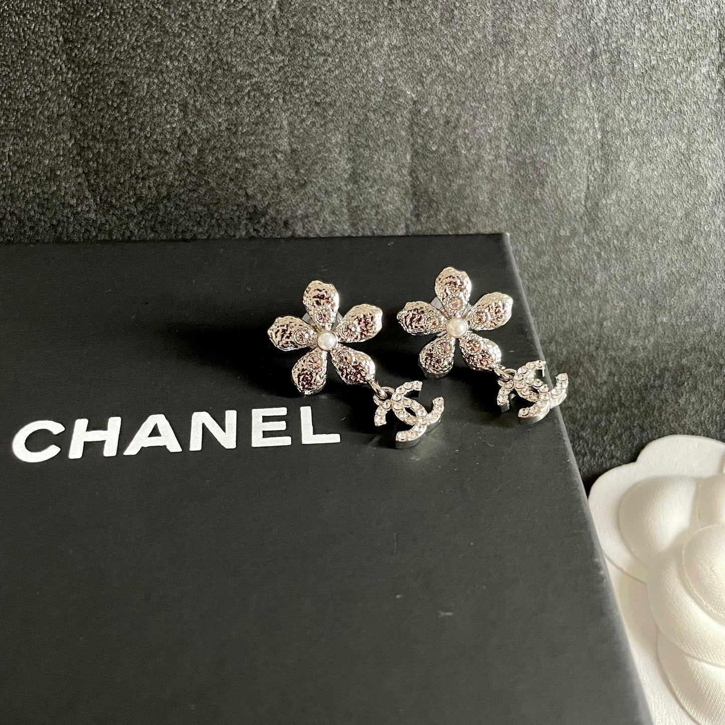 Double-C Emblem Stud Earrings in Polished Metal-Tone – Design 089 detail view