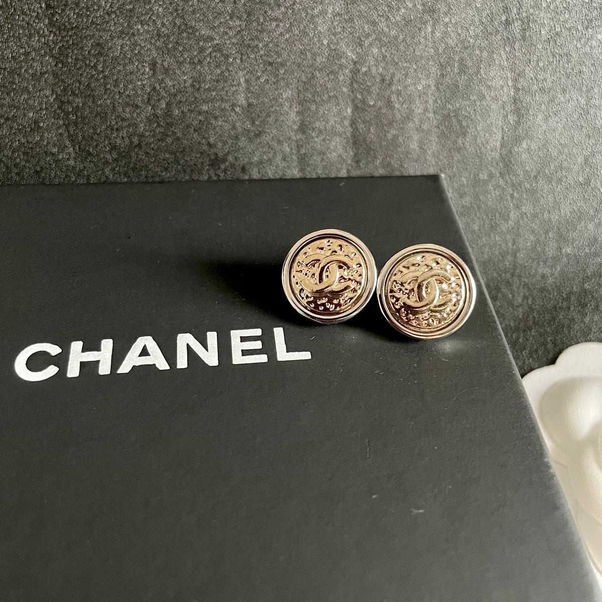 Double-C Emblem Stud Earrings in Polished Metal-Tone – Design 084 detail view