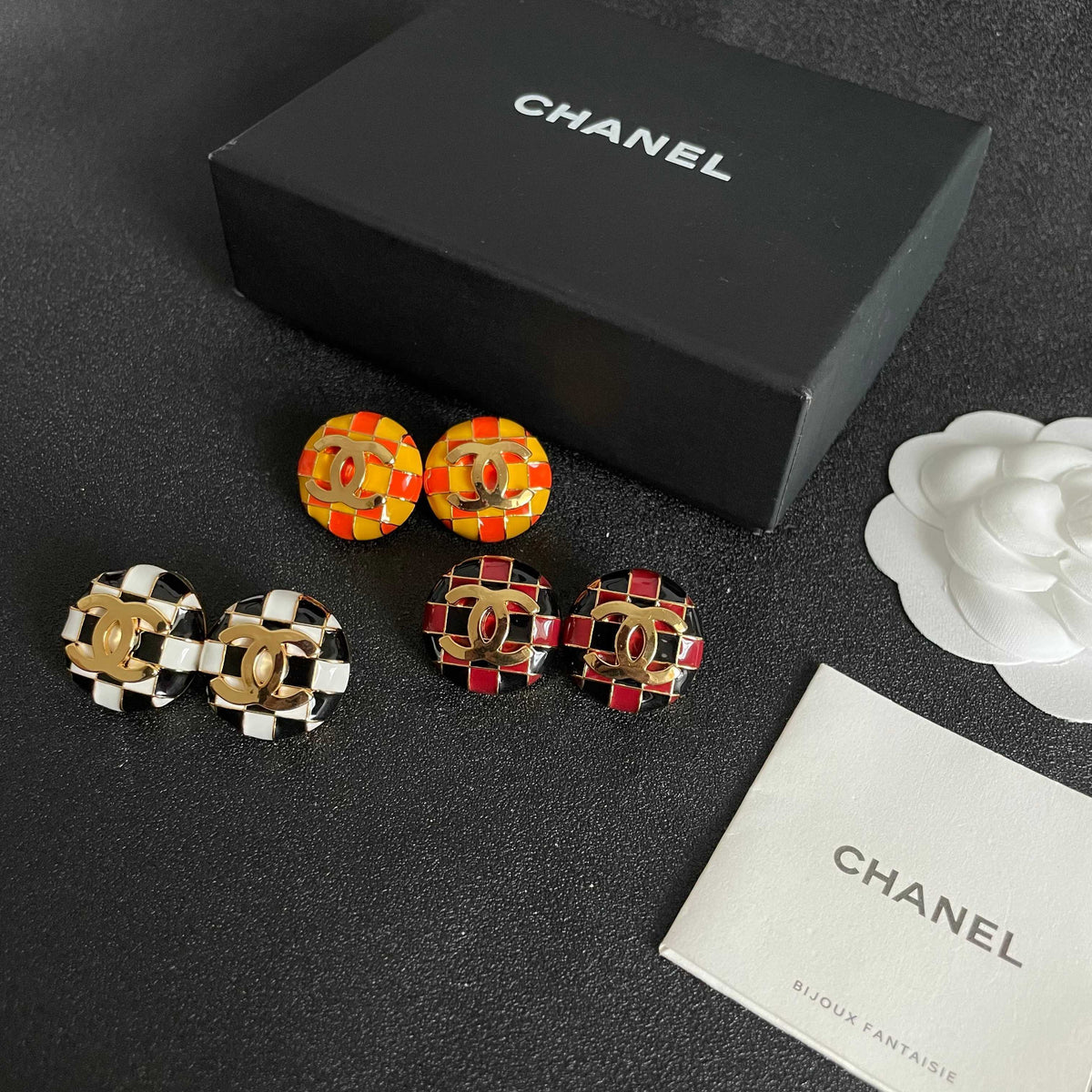 Double-C Emblem Stud Earrings in Polished Metal-Tone – Checkerboard – Design 002 side detail
