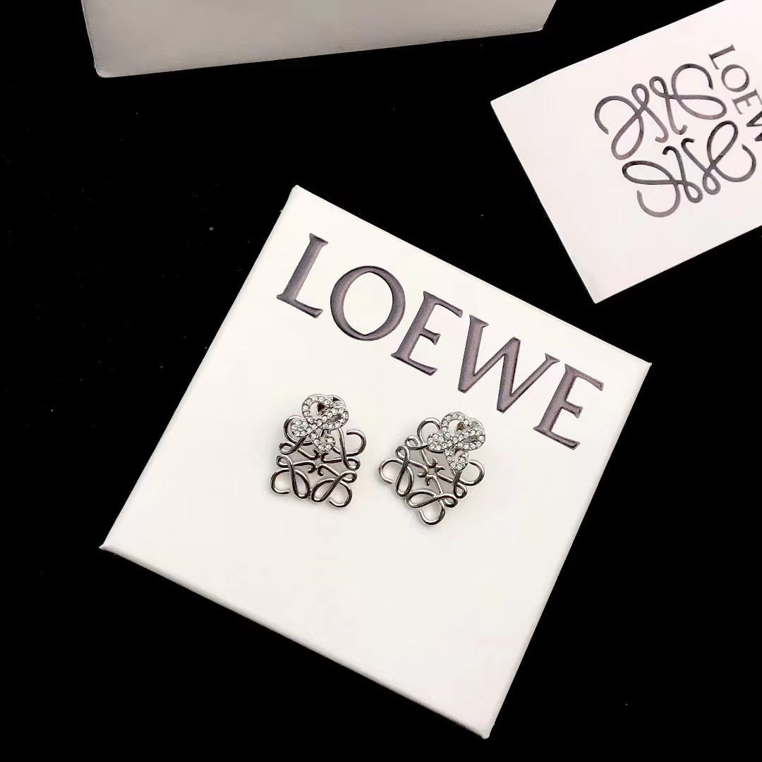 Sculptural Stud Earrings in Gold-Tone with Pearl-Style Detail – Design 01 detail view