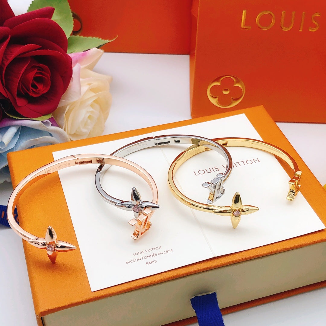 Geometric Emblem Bangle in Gold-Tone – Design 011 detail view