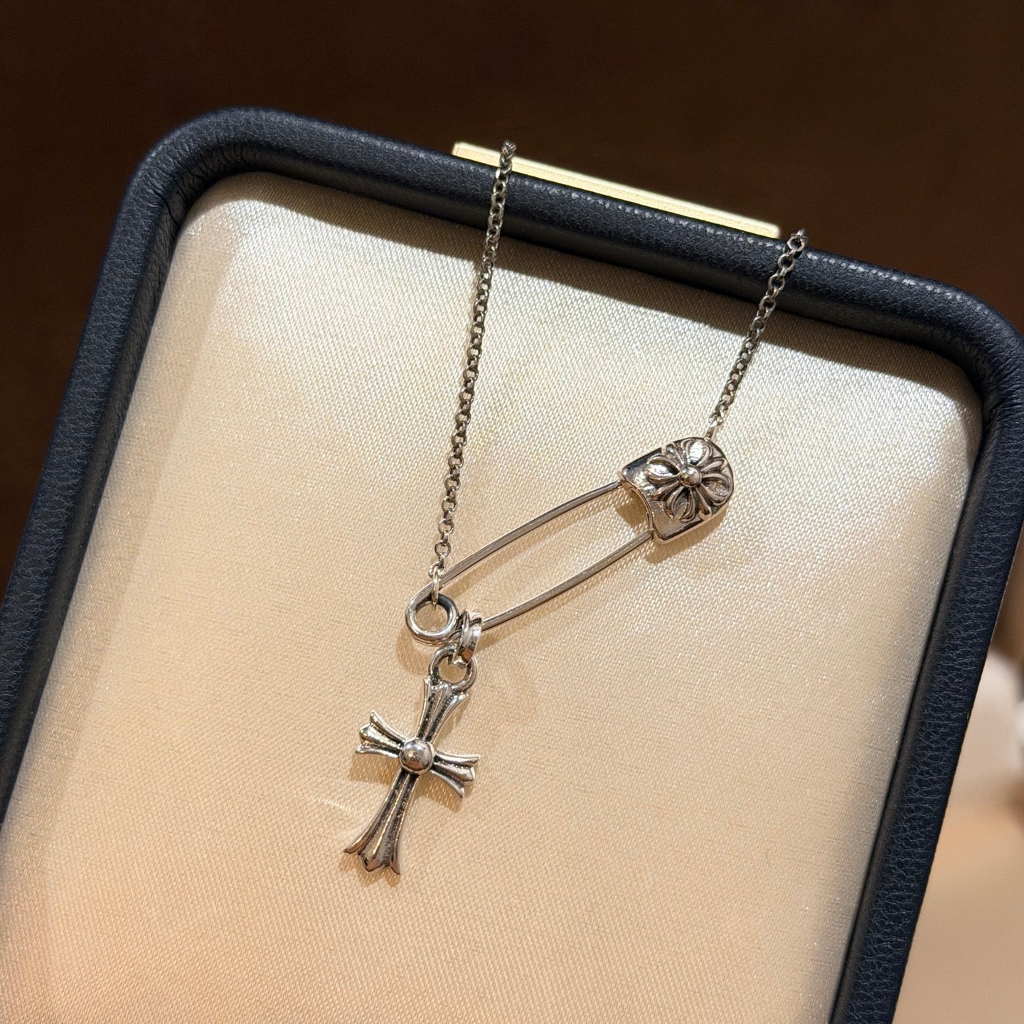 Cross Brooch in Antique Silver-Tone – Design 04 detail view