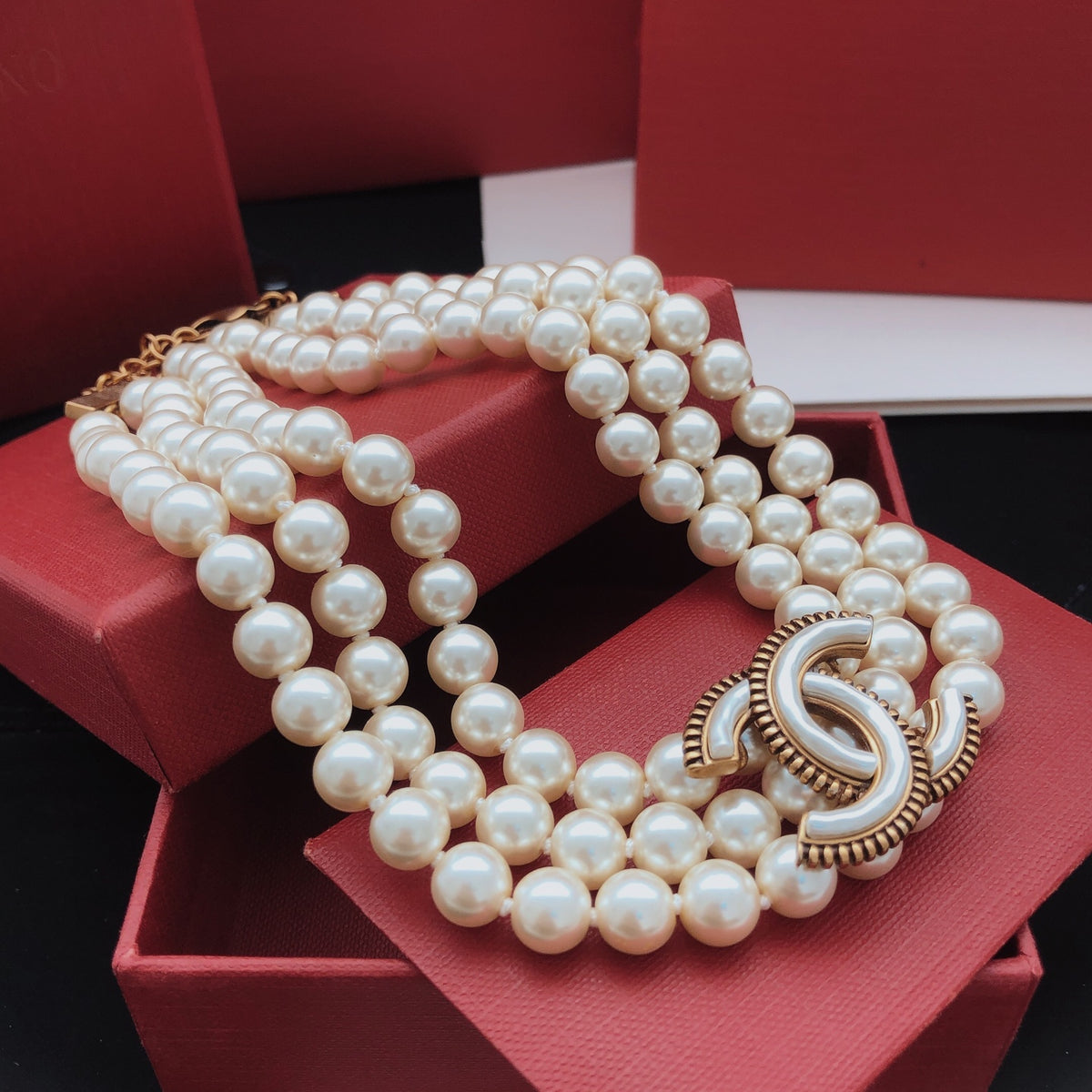 Pearl Pearl-Detail Pendant Necklace – Pearl Detail – Design 017 close-up detail