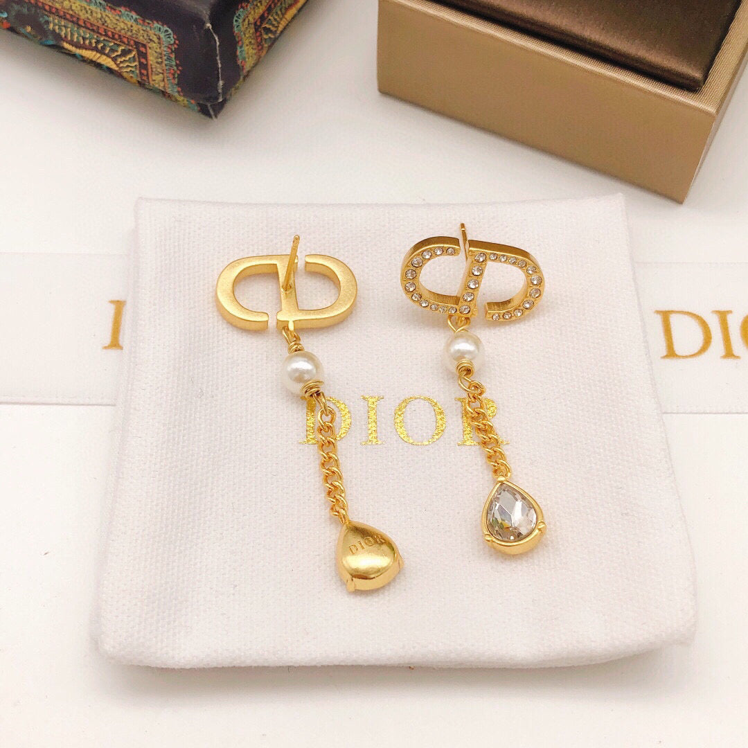 Pearl-Style Motif Stud Earrings in Polished Metal-Tone with Pearl-Style Detail – Design 021 detail view