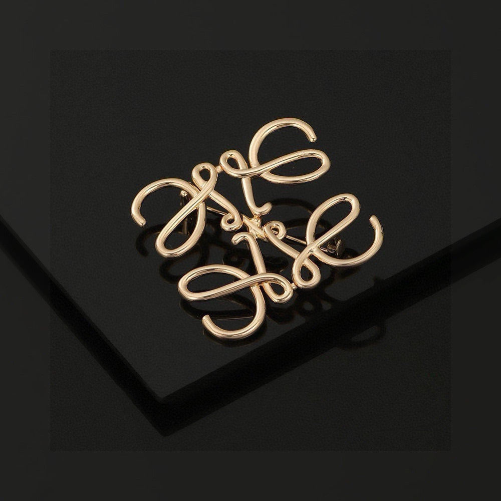 Elephant Motif Brooch Pin in Polished Metal-Tone – Design 01 detail view