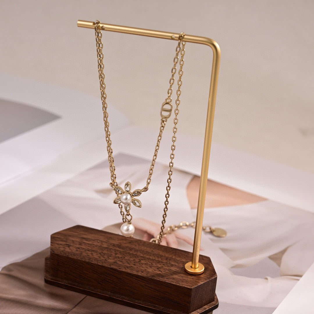 Sculptural Pendant Necklace in Polished Metal-Tone – Design 004 detail view