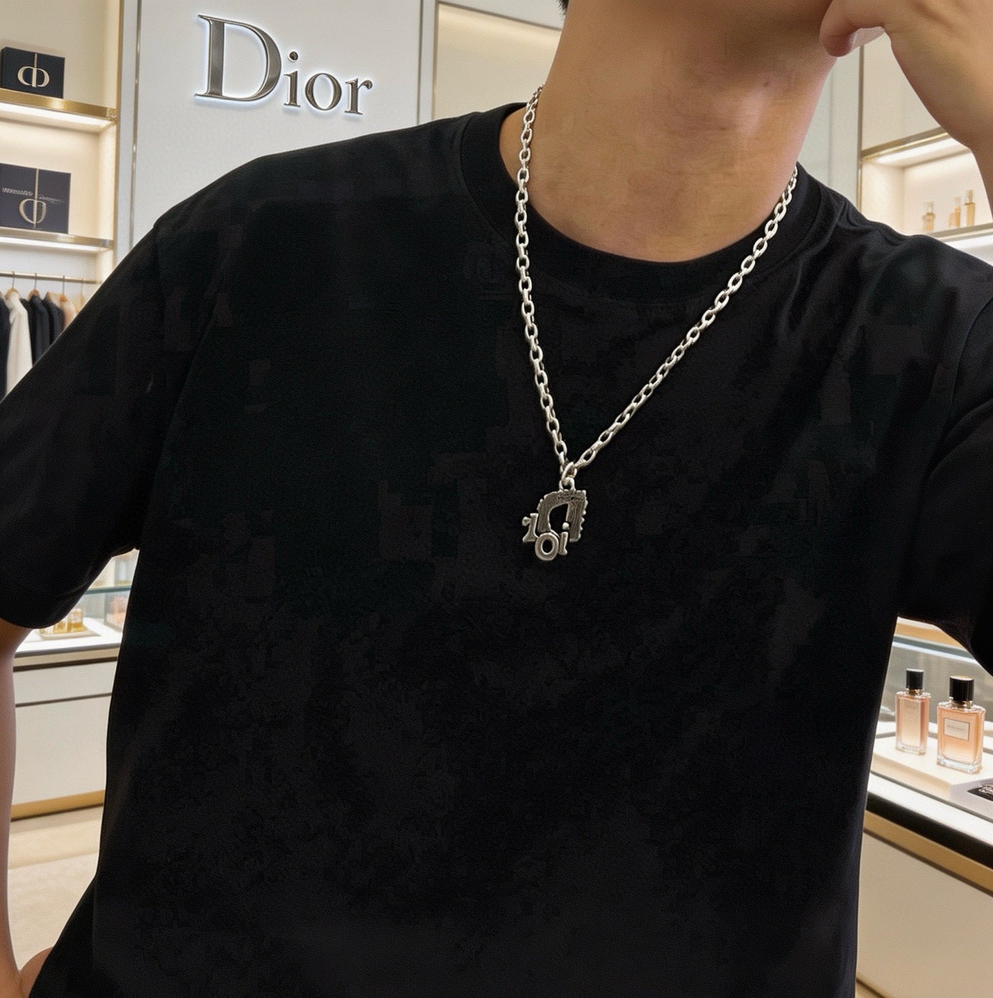 Star Motif Pendant Necklace in Silver-Tone with Chain Detail – Design 005 detail view