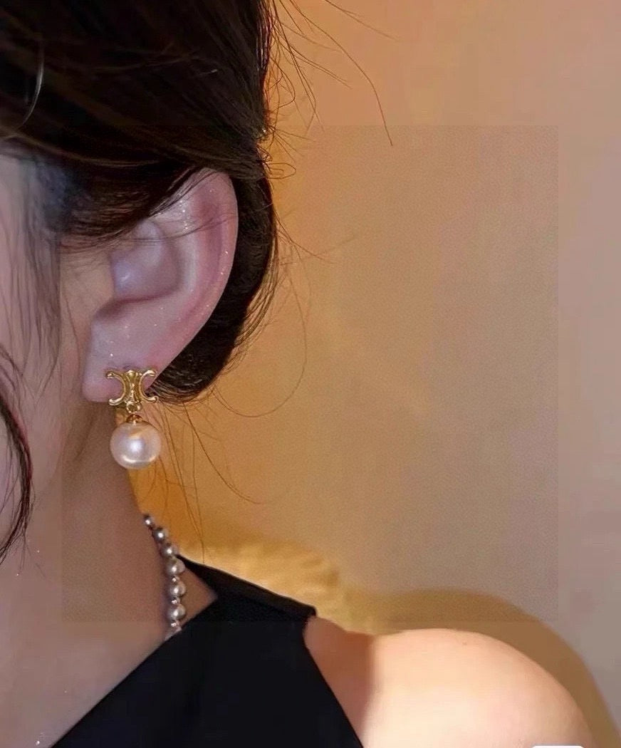 Triomphe-Inspired Emblem Pearl-Detail Stud Earrings – Pearl Detail – Design 02 front view