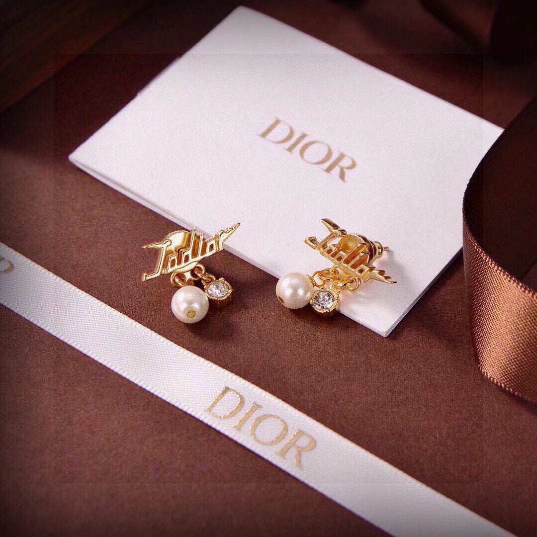 Graphic Letter Motif Stud Earrings in Polished Metal-Tone – Design 003 detail view