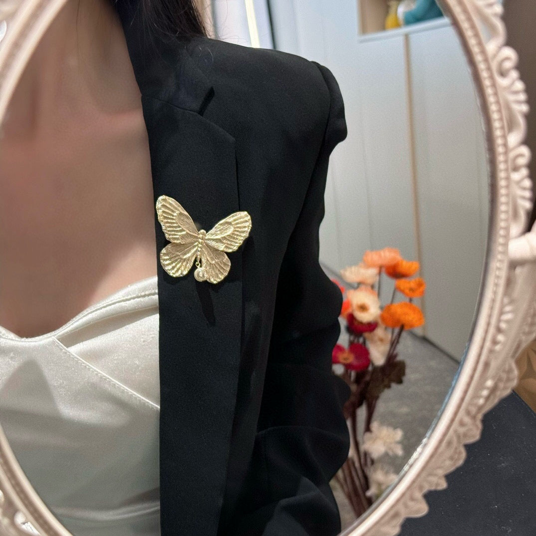 Bow & Butterfly Motif Brooch Pin in Polished Metal-Tone – Design 003 close-up detail