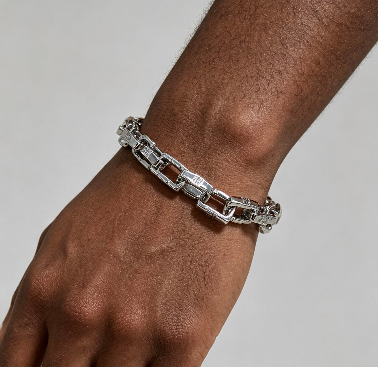 4G Emblem Emblem Bracelet – Design 05 detail view
