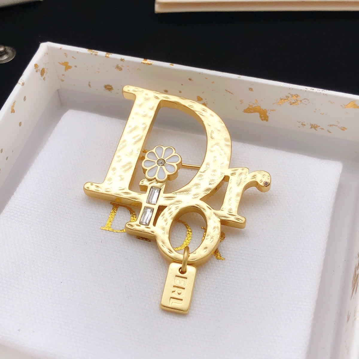 Graphic Letter Motif Brooch Pin in Polished Metal-Tone – Design 008 side detail