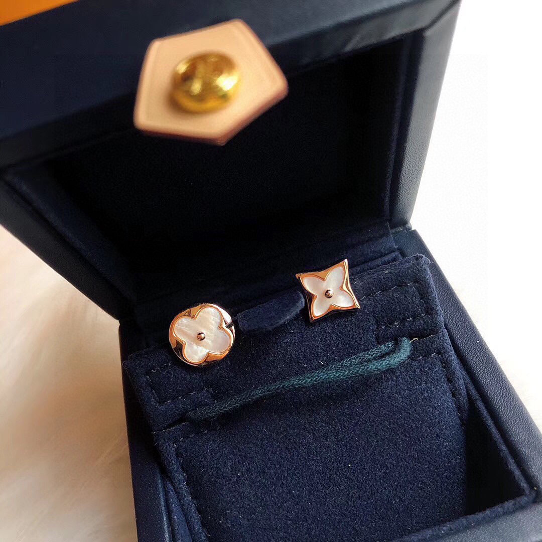 Clover Stud Earrings in Rose-Gold-Tone – Rose Gold Detail – Design 003 front product view