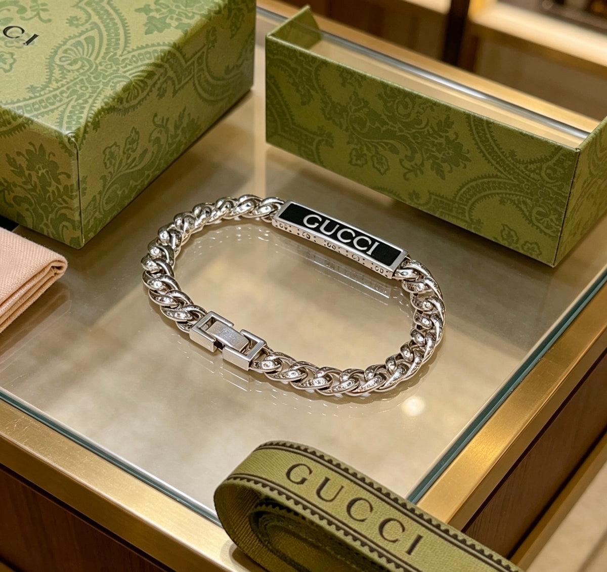 Floral Bracelet in Polished Metal-Tone – Design 020 detail view