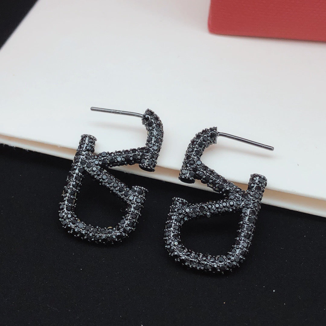 V Emblem Jewelry Accessory – Black detail view