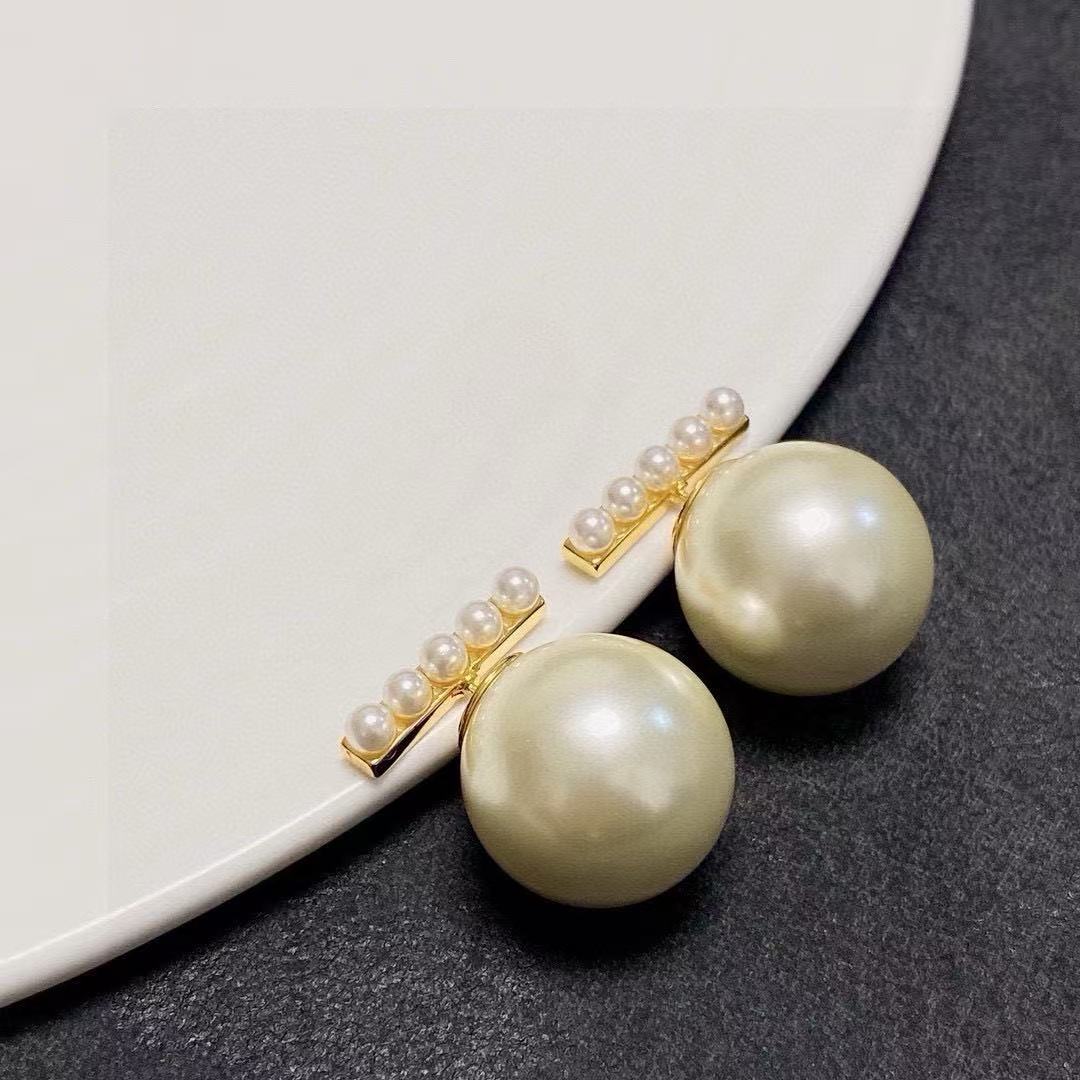 Signature Emblem Pearl-Detail Stud Earrings – Pearl Detail – Design 02 detail view