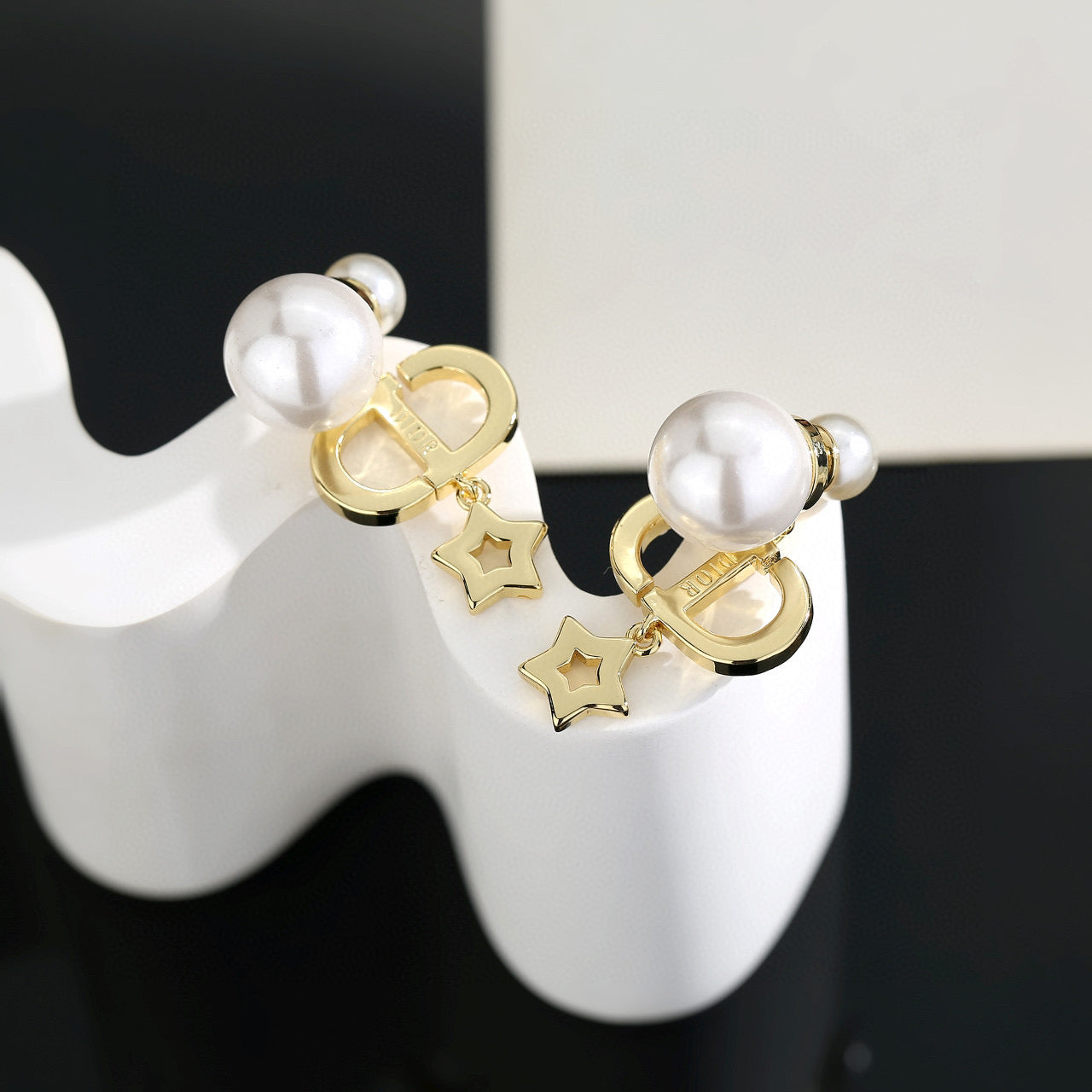 Pearl-Style Motif Stud Earrings in Polished Metal-Tone with Pearl-Style Detail – Design 001 close-up detail