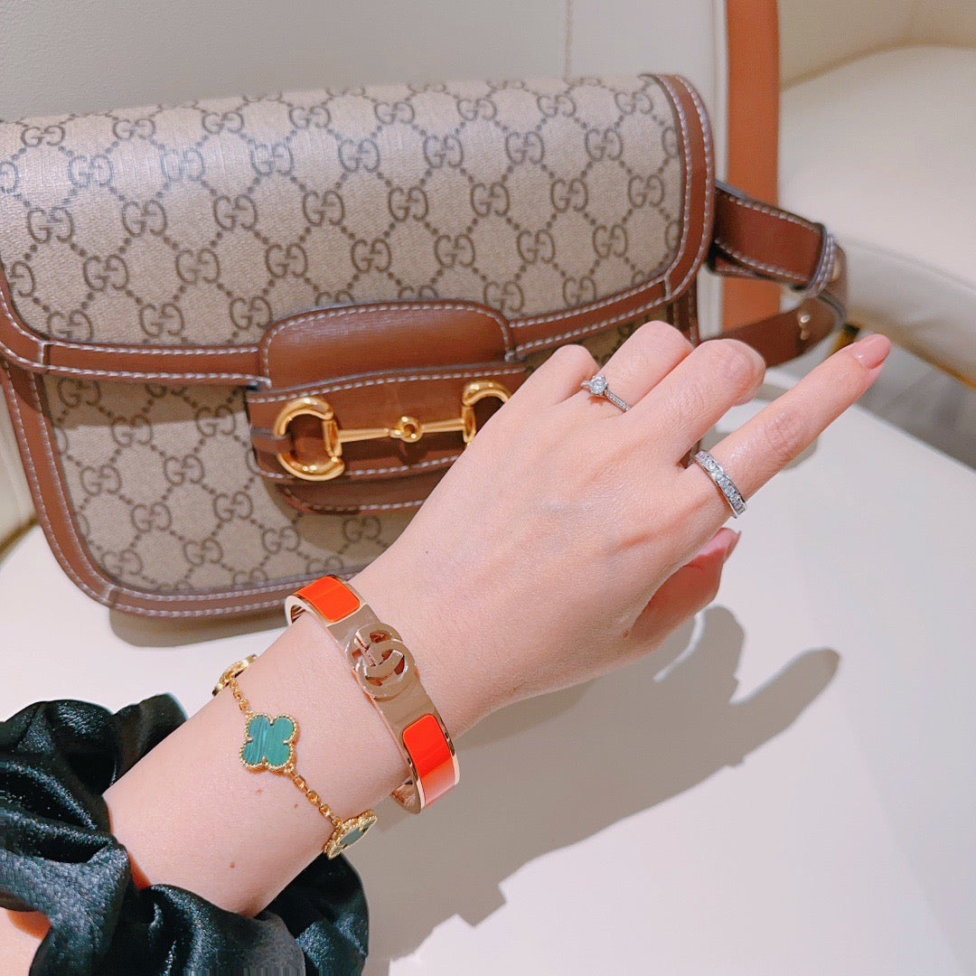 Double-G Emblem Bangle in Gold-Tone – Design 001 detail view