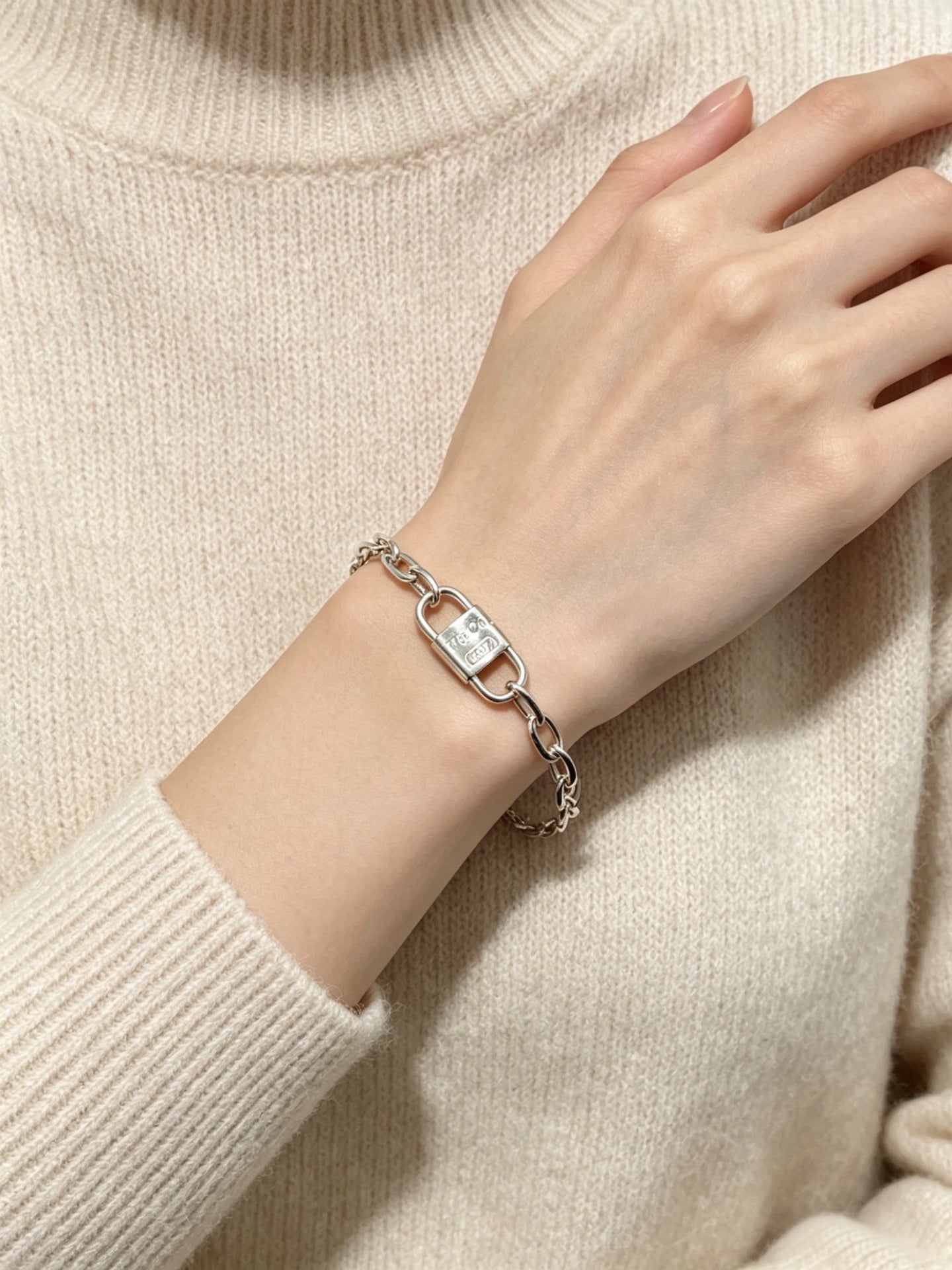 Signature Motif Bracelet in Silver-Tone – Vintage Detail – Design 02 detail view