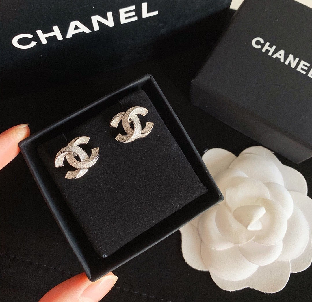 Letter Pearl-Detail Stud Earrings – Pearl Detail – Design 007 detail view
