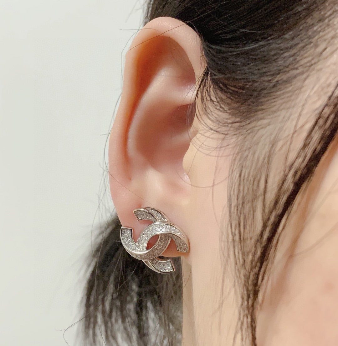 Letter Pearl-Detail Stud Earrings – Pearl Detail – Design 007 detail view