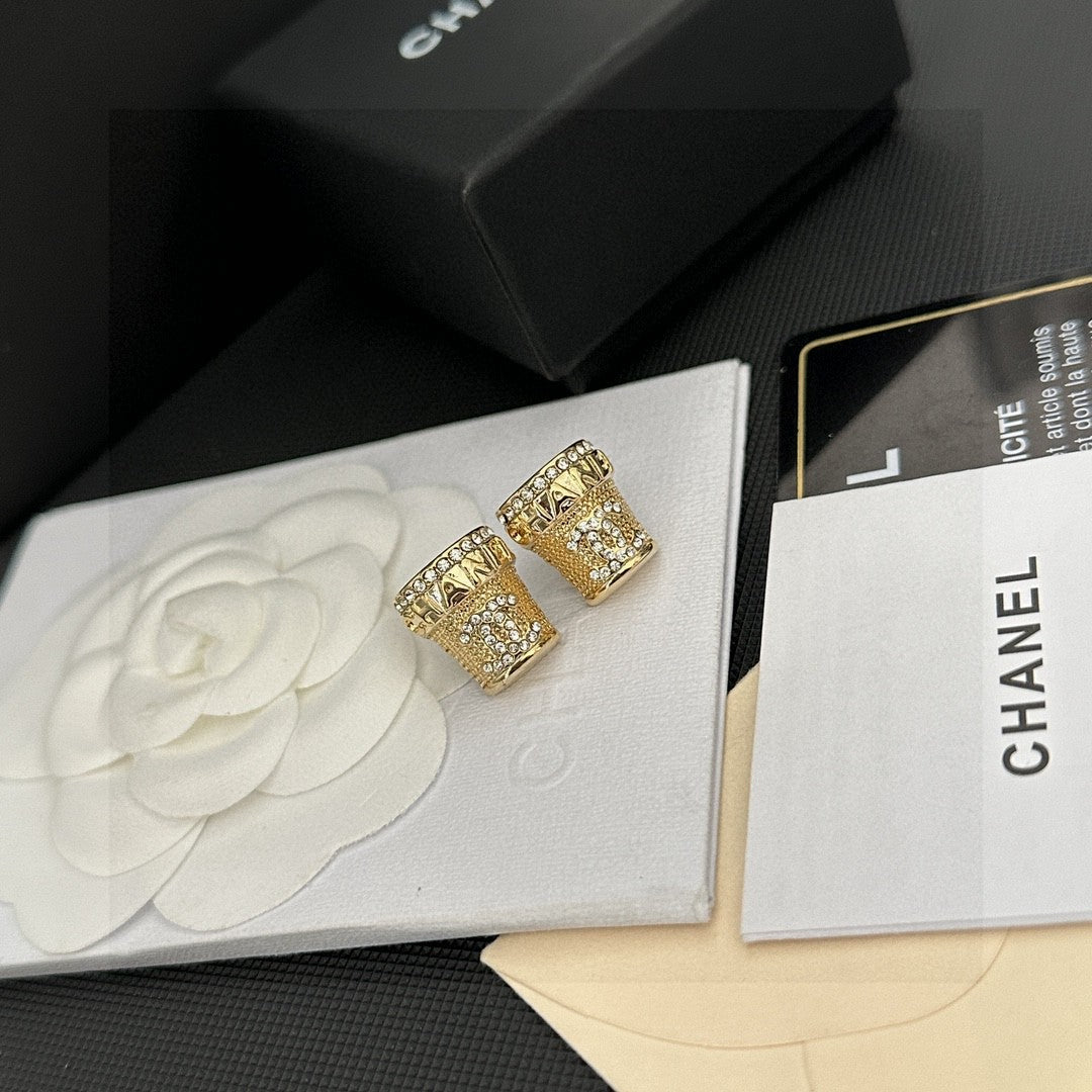 Double-C Emblem Stud Earrings in Polished Metal-Tone – Design 036 detail view