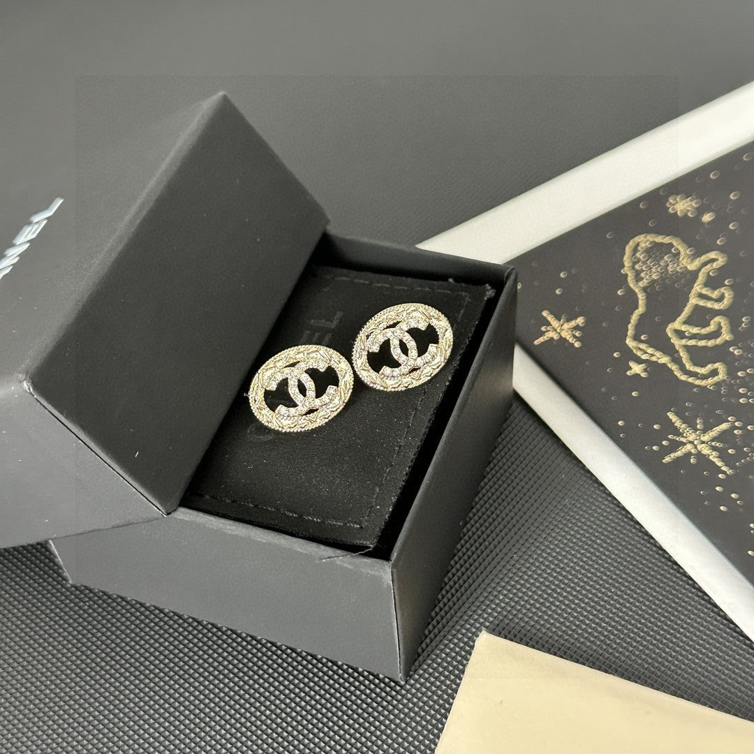 Double-C Emblem Stud Earrings in Polished Metal-Tone – Design 035 side detail