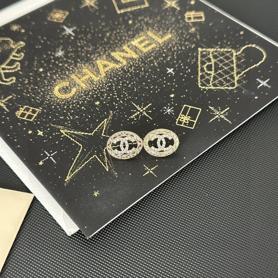 Double-C Emblem Stud Earrings in Polished Metal-Tone – Design 035 detail view