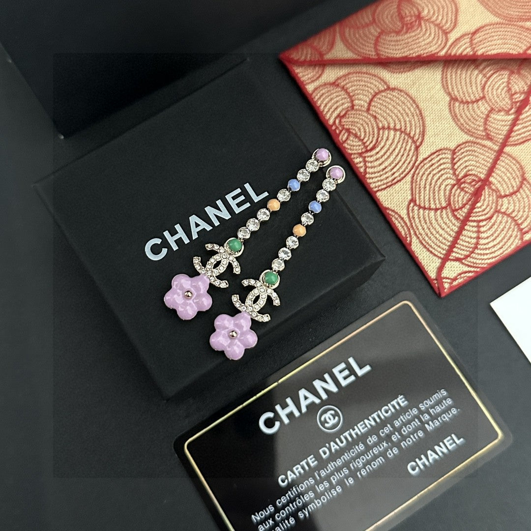 Double-C Emblem Stud Earrings in Polished Metal-Tone – Design 034 detail view