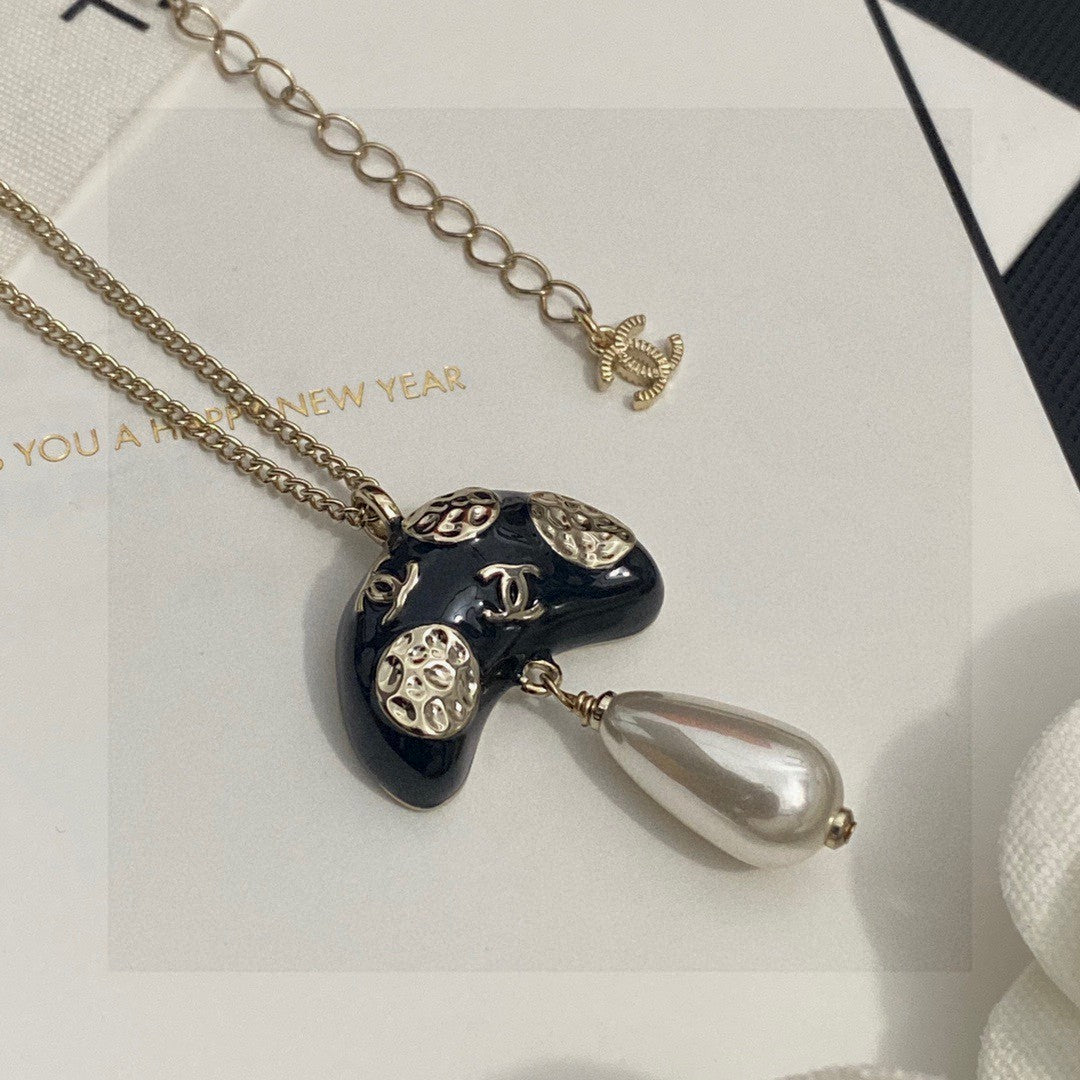 Letter Pendant Necklace in Polished Metal-Tone – Design 007 close-up detail