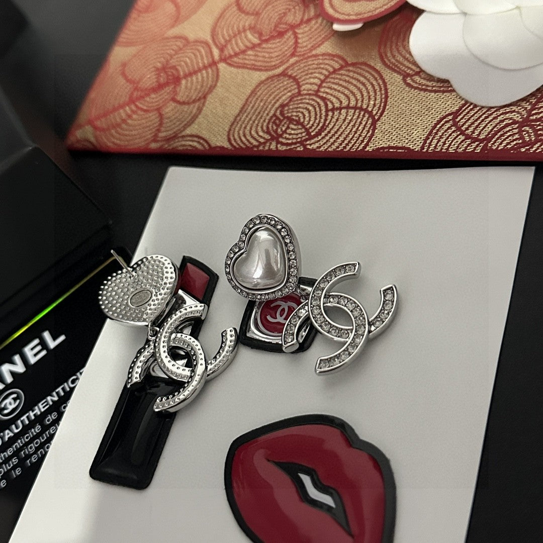 Letter Pendant Necklace in Polished Metal-Tone – Design 006 close-up detail