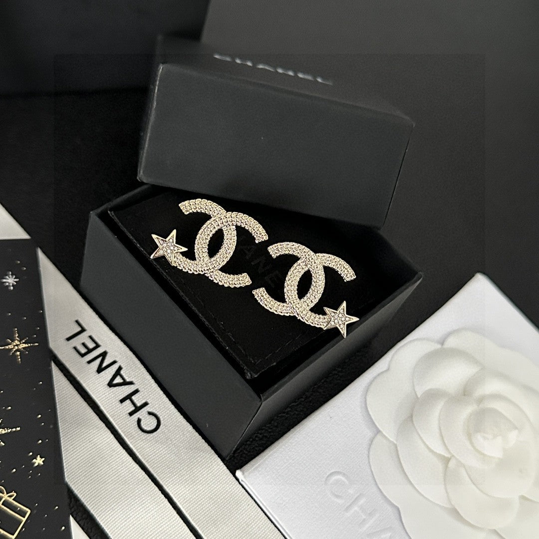 Double-C Emblem Stud Earrings in Polished Metal-Tone – Design 465 detail view