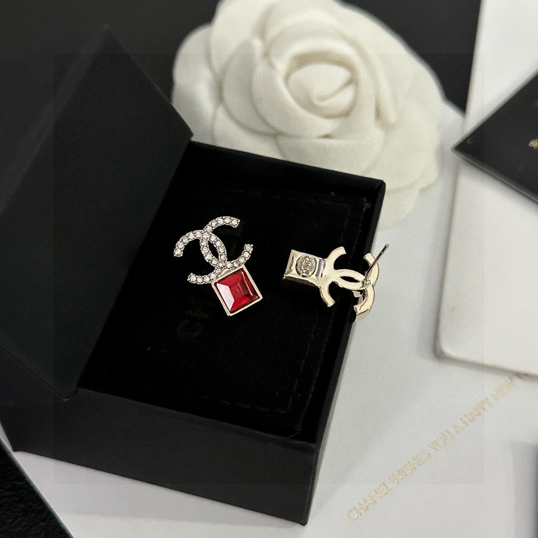 Double-C Emblem Stud Earrings in Polished Metal-Tone – Design 464 close-up detail
