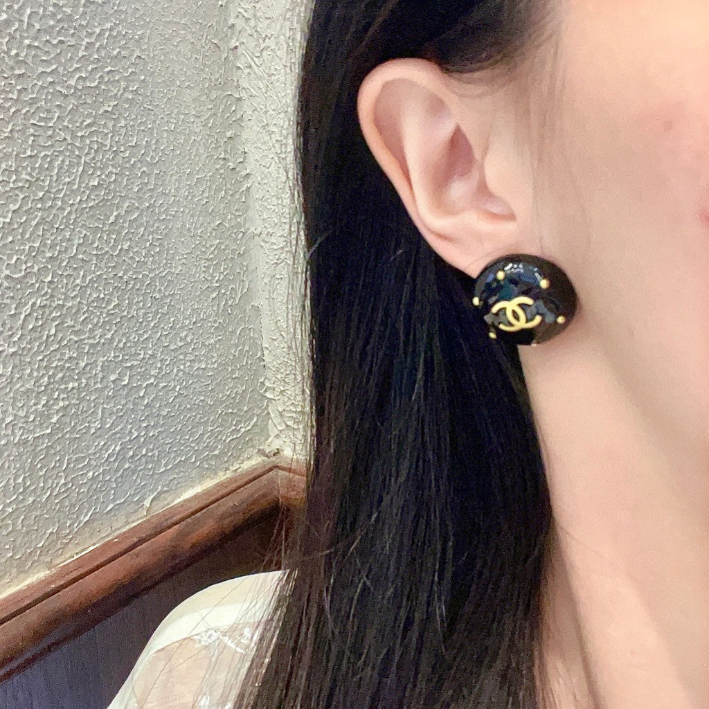 Double-C Emblem Stud Earrings in Polished Metal-Tone – Design 402 detail view