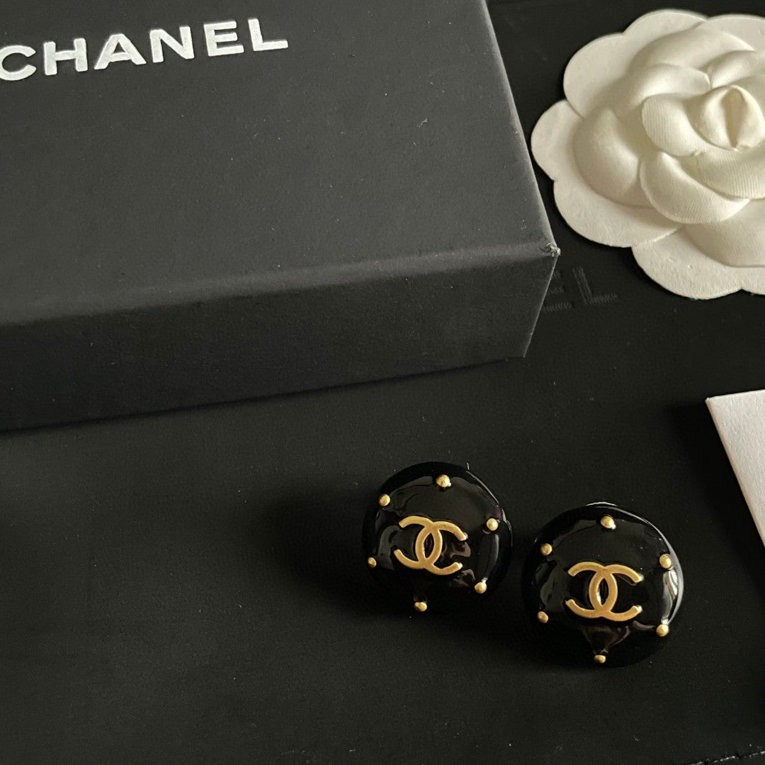 Double-C Emblem Stud Earrings in Polished Metal-Tone – Design 402 detail view