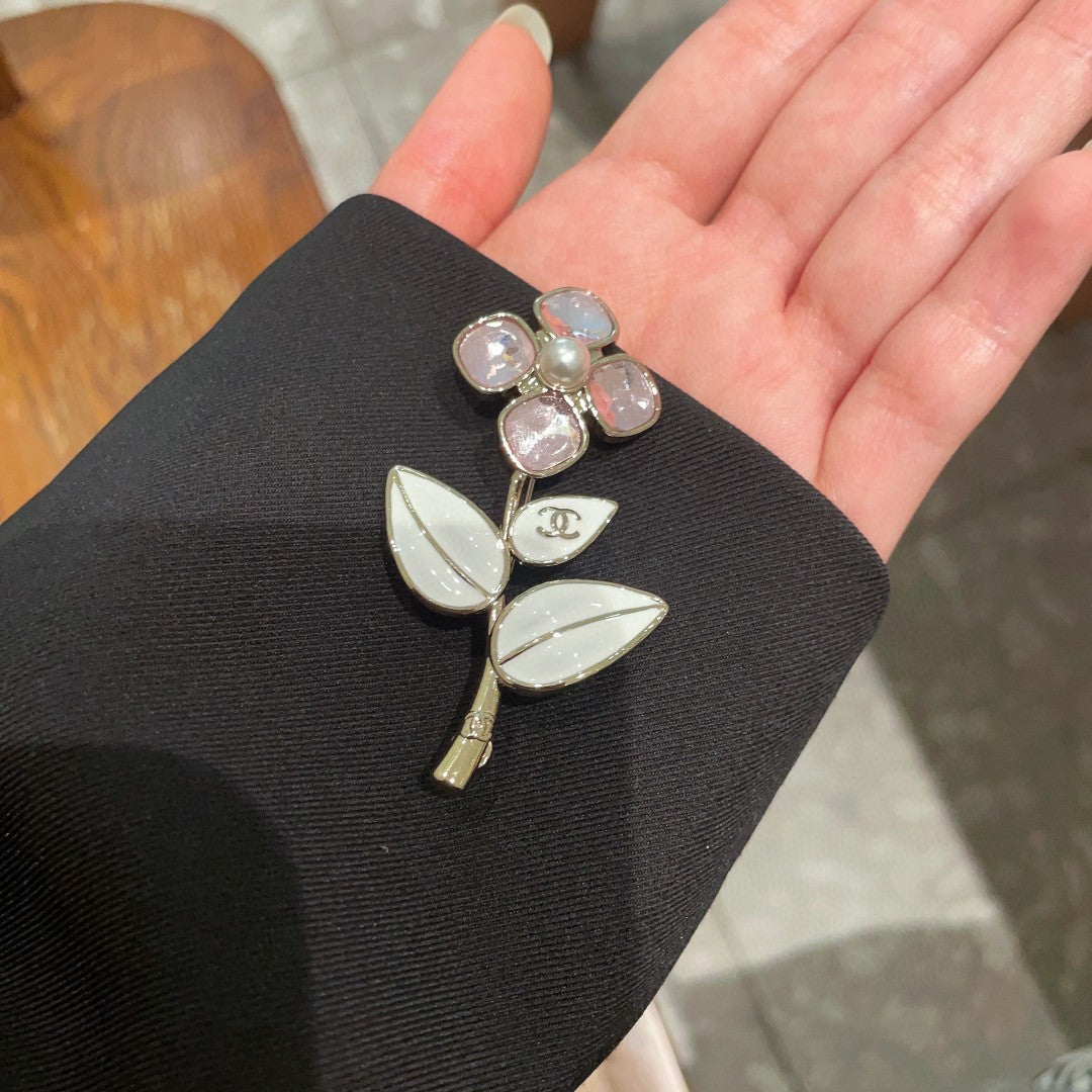Double-C Emblem Brooch in Polished Metal-Tone – Design 071 side detail