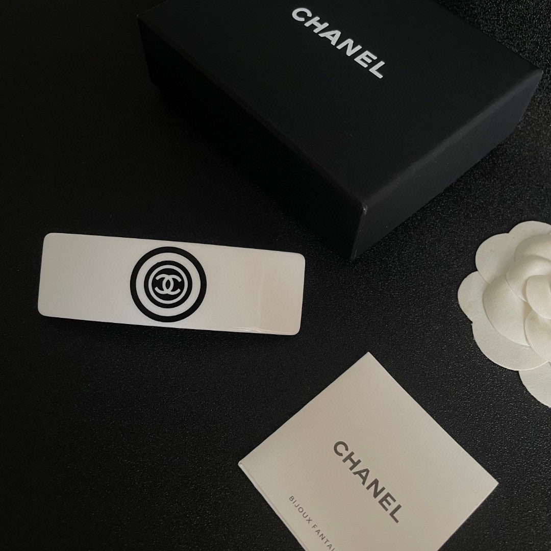 Double-C Emblem Hair Clip – Design 032 close-up detail