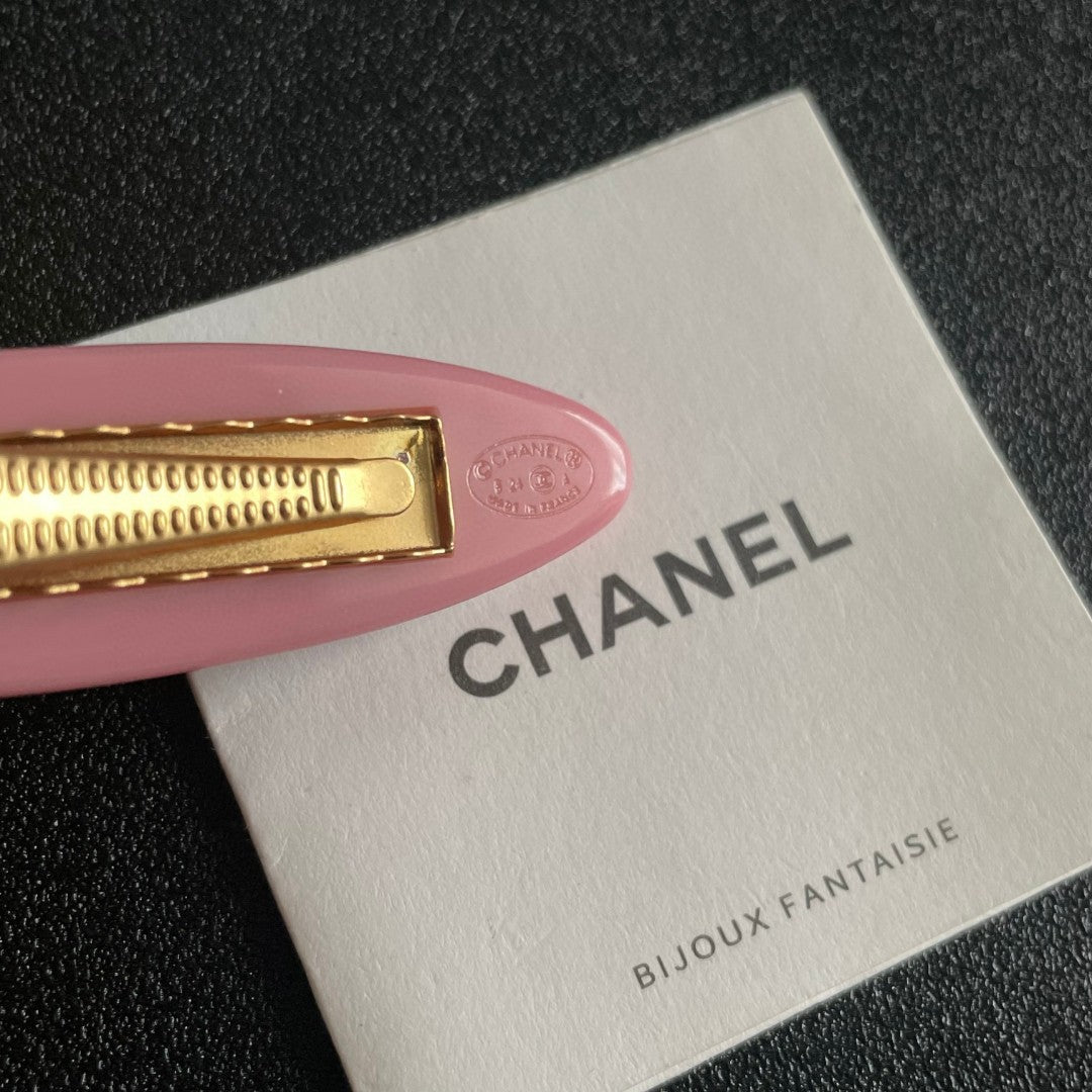 Double-C Emblem Hair Clip – Design 031 main product view