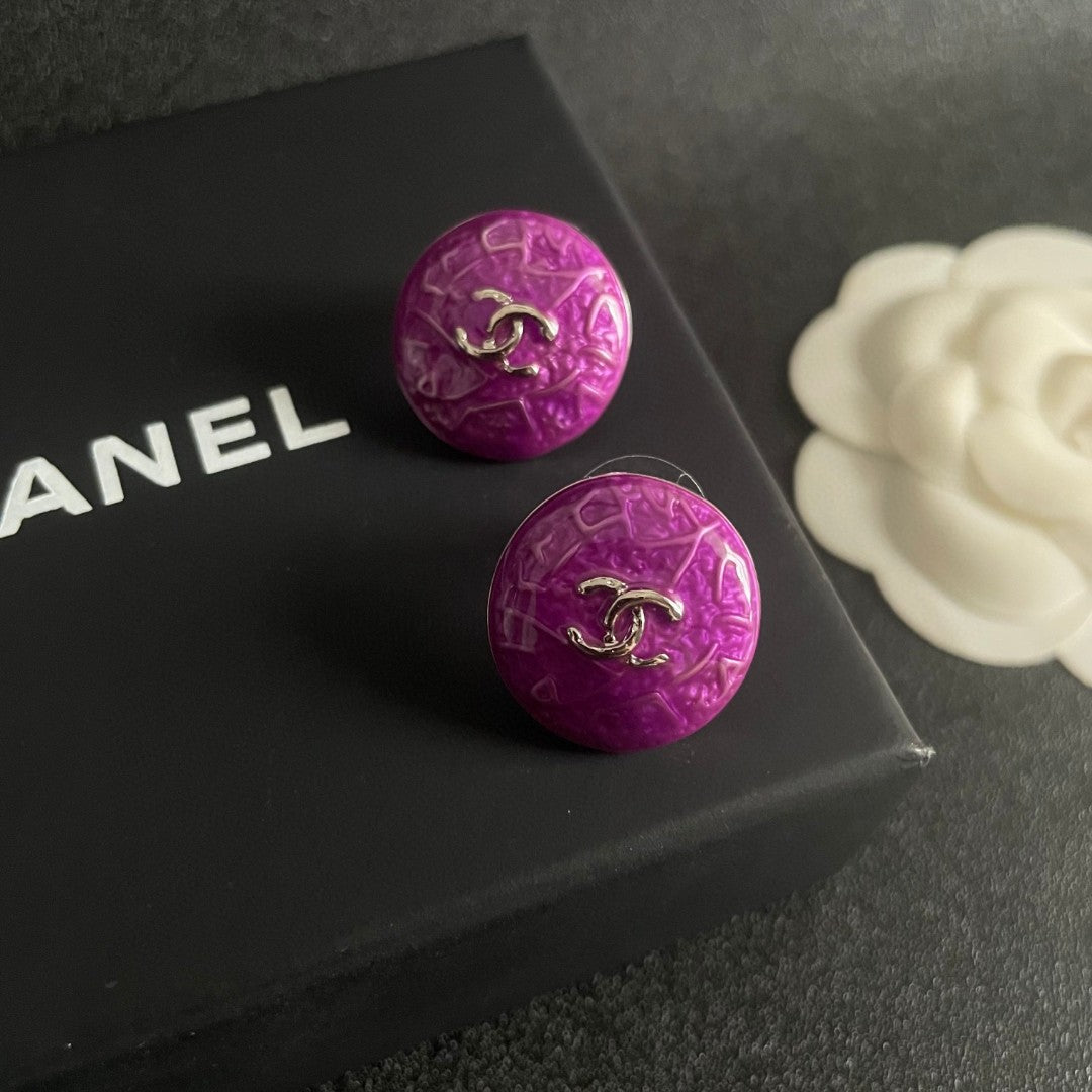 Double-C Emblem Stud Earrings in Polished Metal-Tone – Design 361 detail view