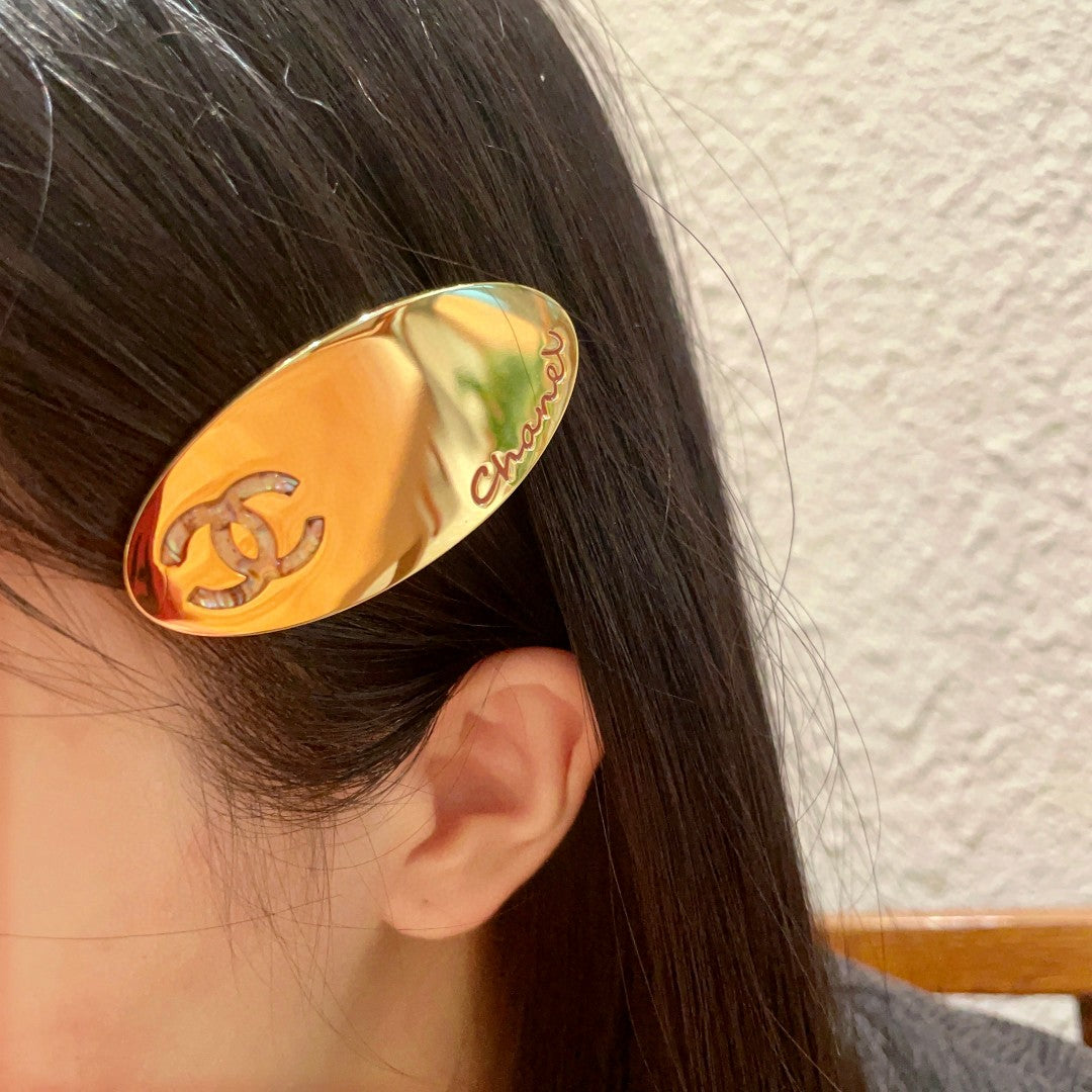 Double-C Emblem Hair Clip – Design 027 main product view